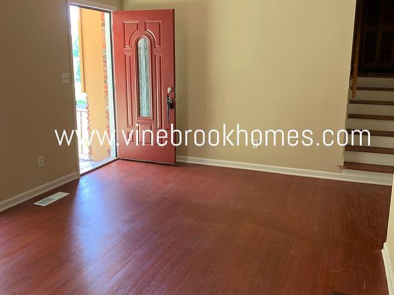 3rd image of 1405 Medina Ln