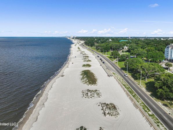 140 Azalea Dr, Biloxi, MS 39530