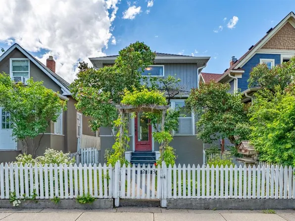 213 E 7a St NE, Calgary, AB T2E 4E7
