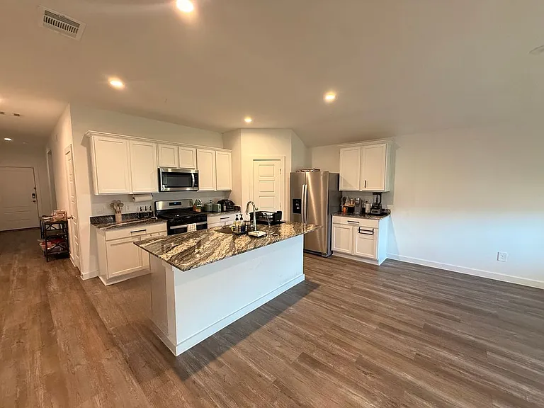 1210 Hughes Crossing Dr — Photo 6