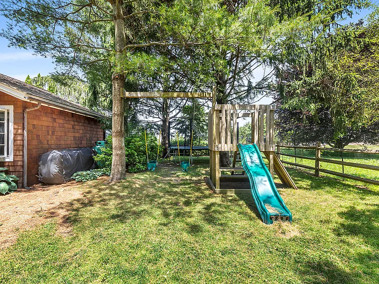 340 Hedges Ln — Photo 32