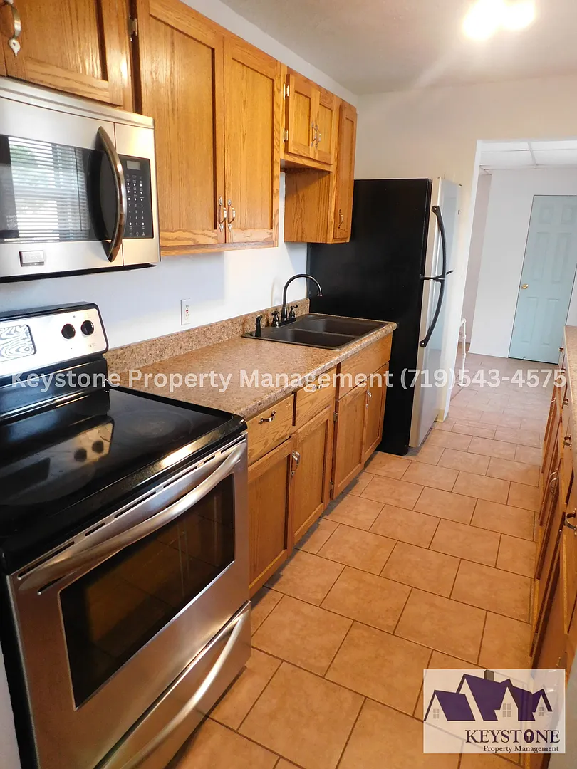 Corner Lot with Fenced Yard! Spacious 3 Bed/1 Bath Home $1,250 — Photo 1