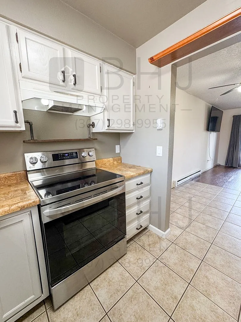 Dog Friendly, 2 Bed/ 1.5 Bath Townhouse — Photo 3
