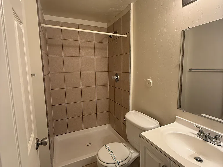 1416 E Elm St — Photo 15