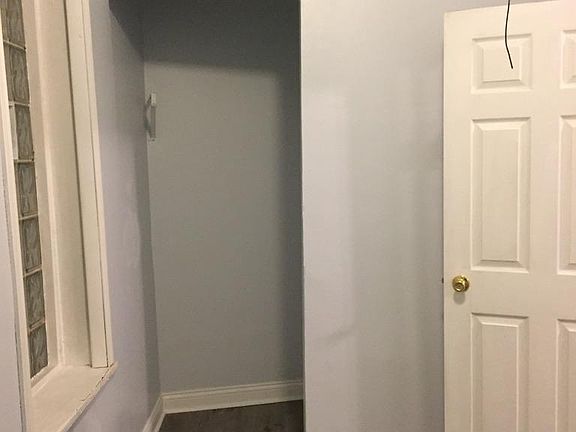 bedroom w/ closet