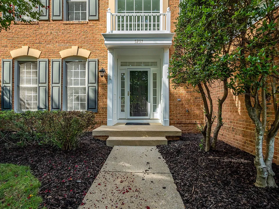 5257 Winter View Dr