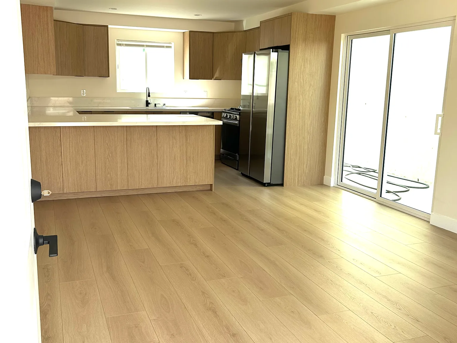 2 bed, 800 sqft, $3,300 — Photo 4