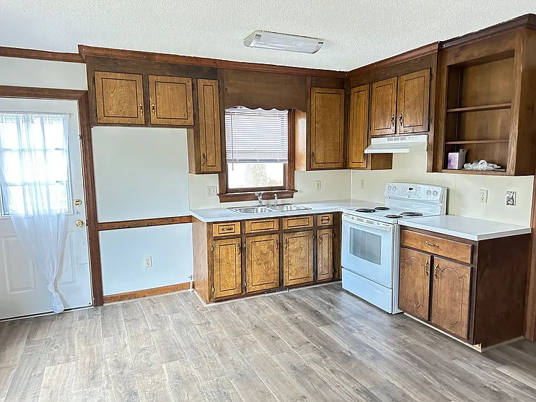 209 Oak Forest Dr — Photo 16