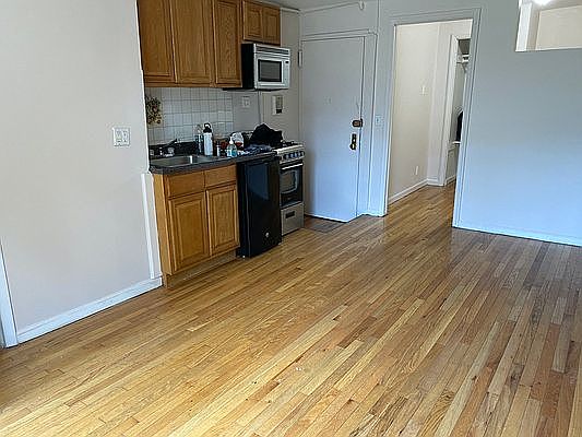 3rd image of 518 E 6th St APT 10