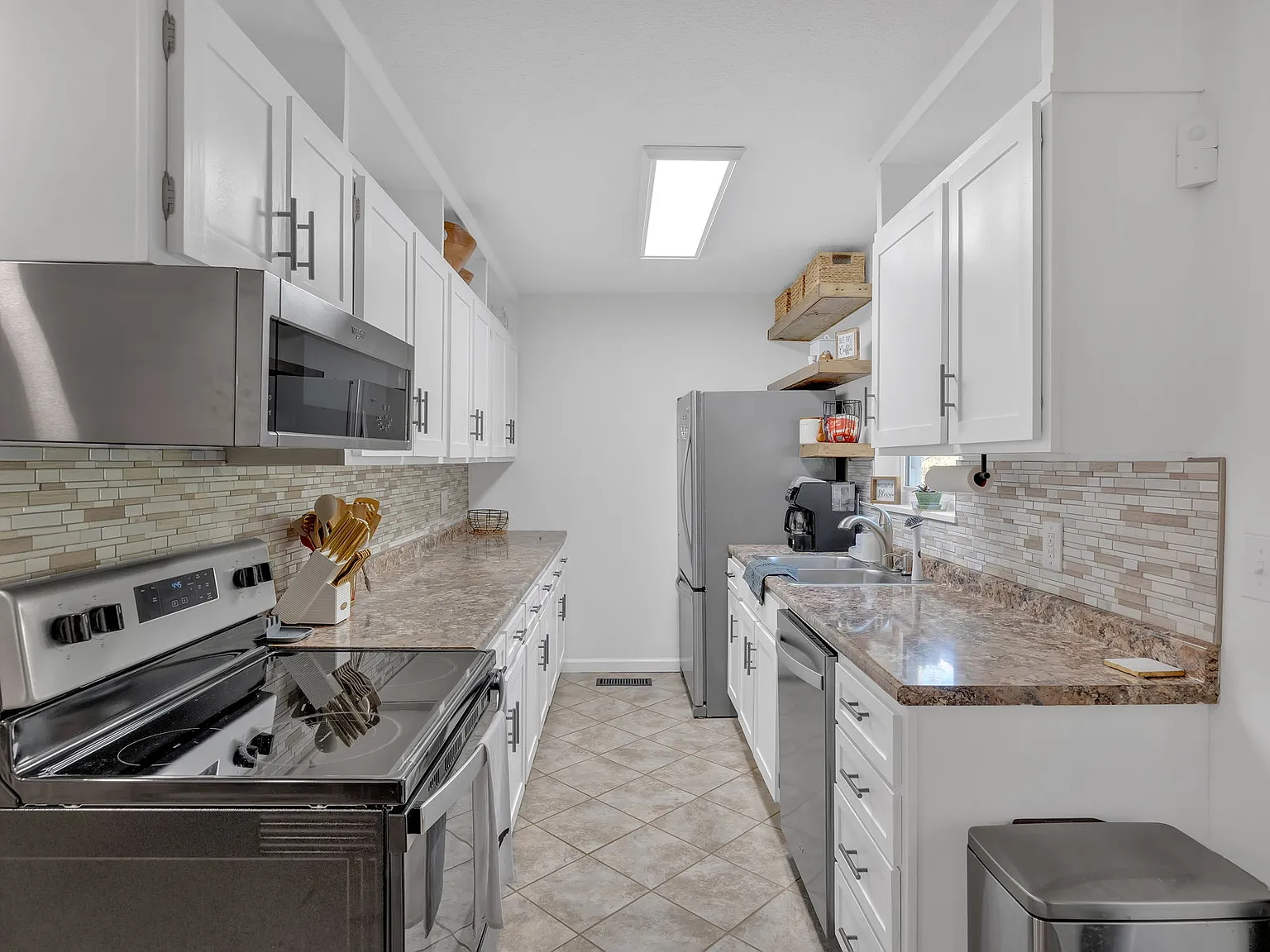 3 bed, 1.5 bath, 1200 sqft, $2,000 — Photo 2