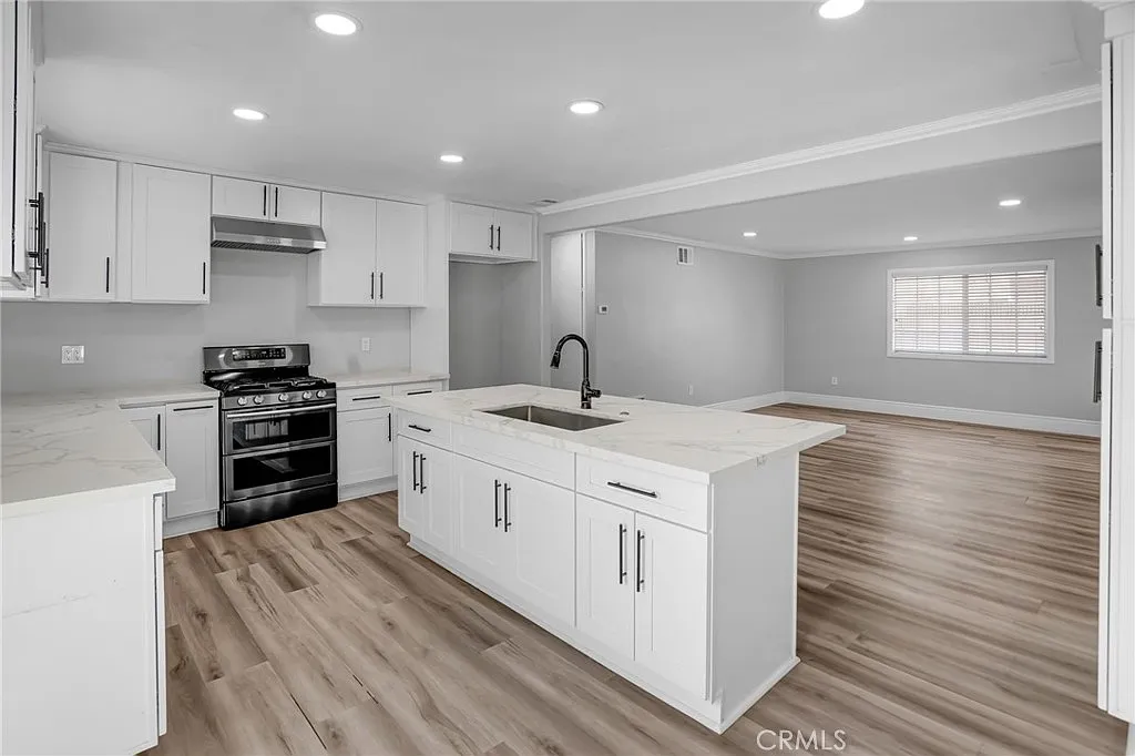4 bed, 2330 sqft, $4,400 — Photo 4