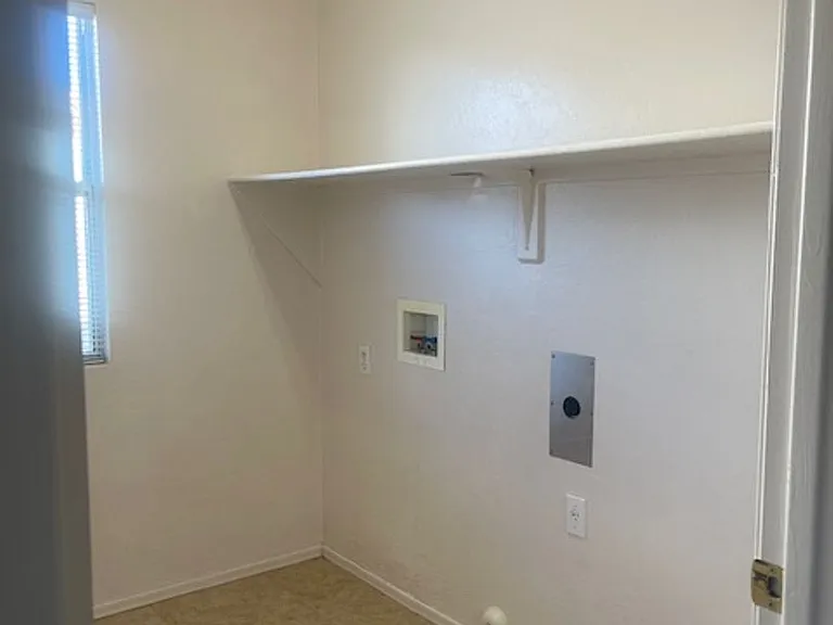1690 W Wagon Wheel Rd — Photo 16