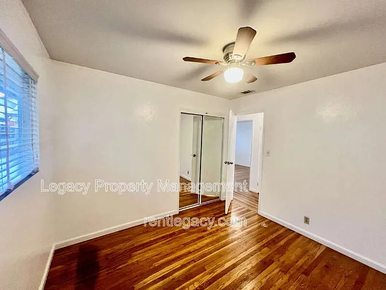 280 Markham Ave — Photo 16