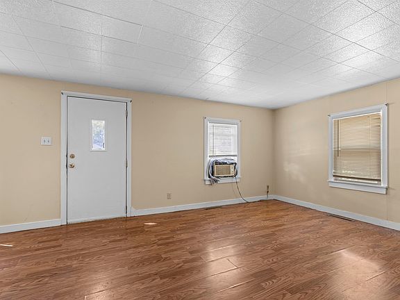 3rd image of 1428 Maple Ave