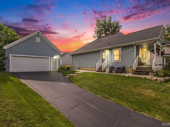 421 Montclair Ln, Howell, MI 48843