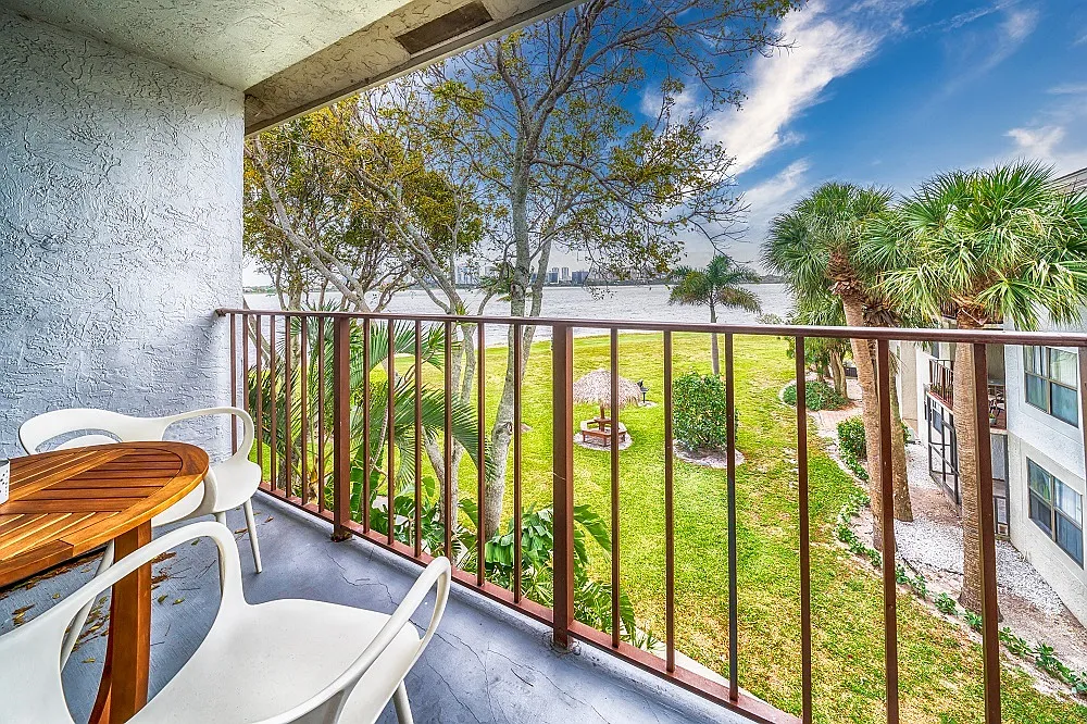 Bella Lago Vista — Photo 2