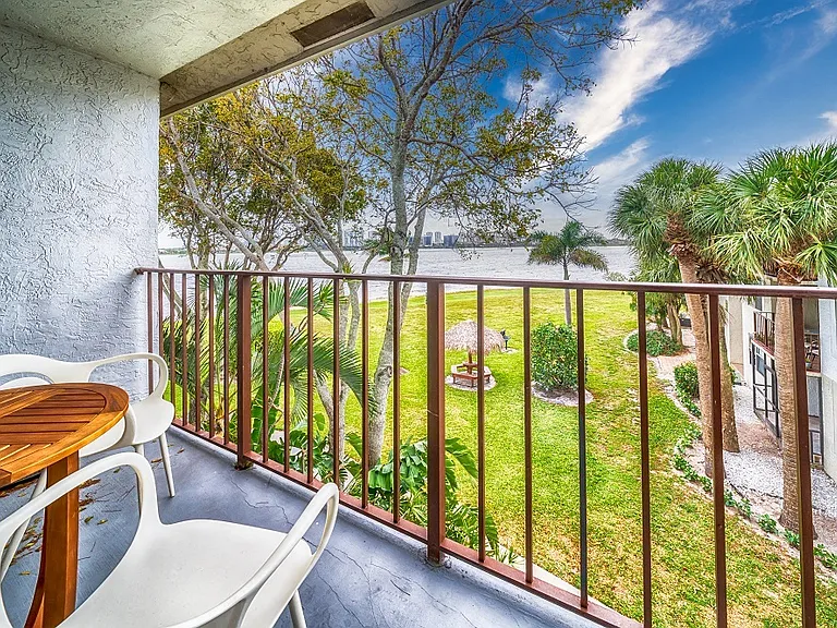 Bella Lago Vista — Photo 2