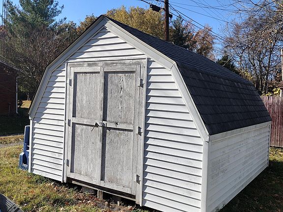 4th image of 1900 Marshall St