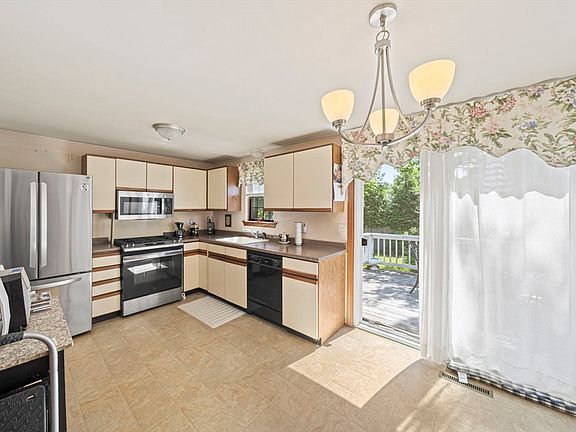 3rd image of 16 Lexington Dr