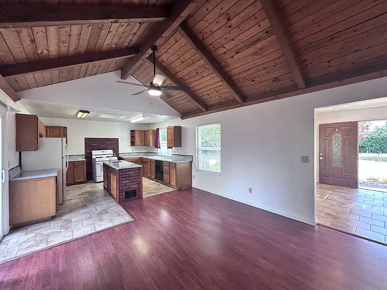 441 Haggin Ave — Photo 4