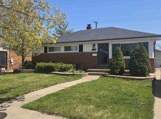 25336 Collingwood St, Roseville, MI 48066