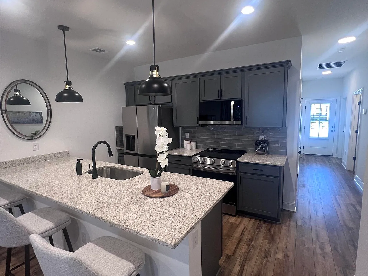 3 bed, 1124 sqft, $2,100 — Photo 4