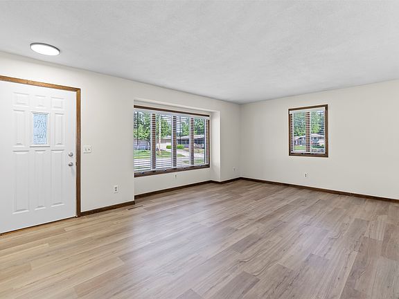 4th image of 409 SE Wanda Dr