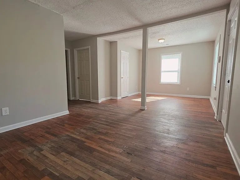 924 Holland Ave — Photo 2