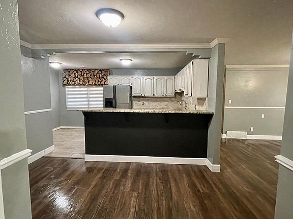 3rd image of 2621 Greystone Ct