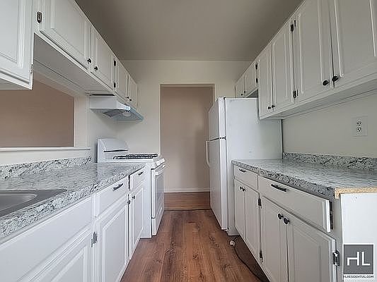 2nd image of 601 Kosciuszko St APT 3C