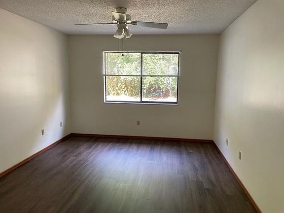 3rd image of 1004 Ward Cir