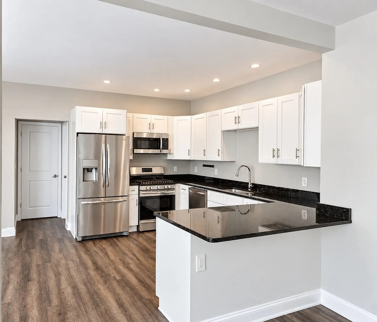 3 bed, 1.0 bath, 1100 sqft, $2,250 — Photo 1