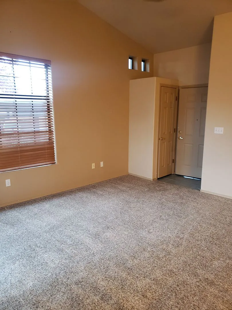 Northwoods Condo - 2 bed / 1 bath with assigned parking — Photo 2