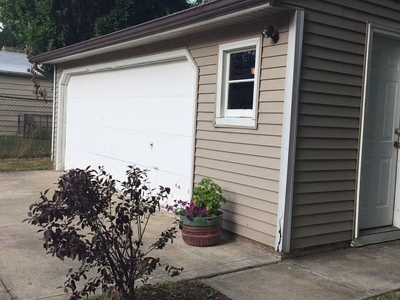 2nd image of 5868 Melody Ln