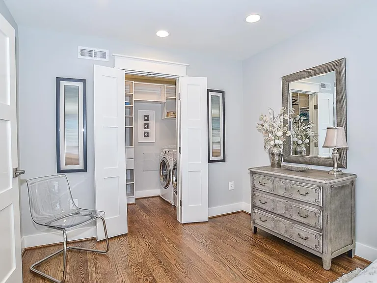 Master bedroom w walk in closet