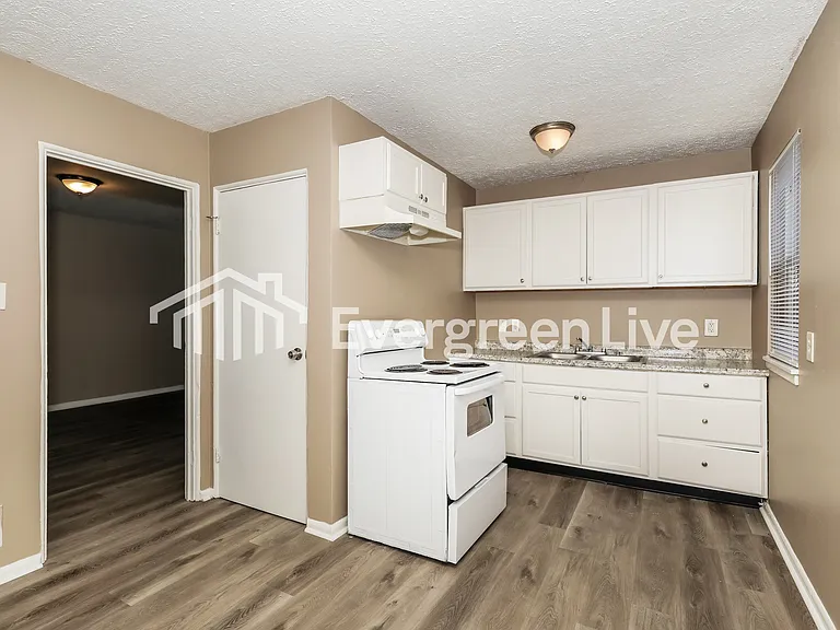 222 S Gladstone Ave — Photo 7