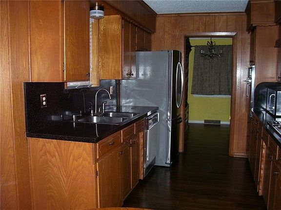 4th image of 605 Dennis Dr
