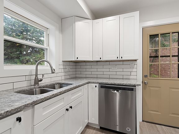 3rd image of 3136 Lincoln St