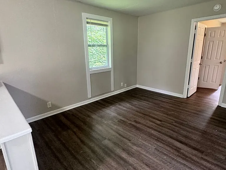 307 Crawford Ln — Photo 6