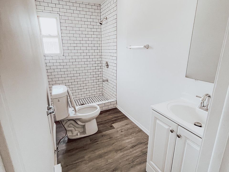1st image of 127 Lawlor St APT 3
