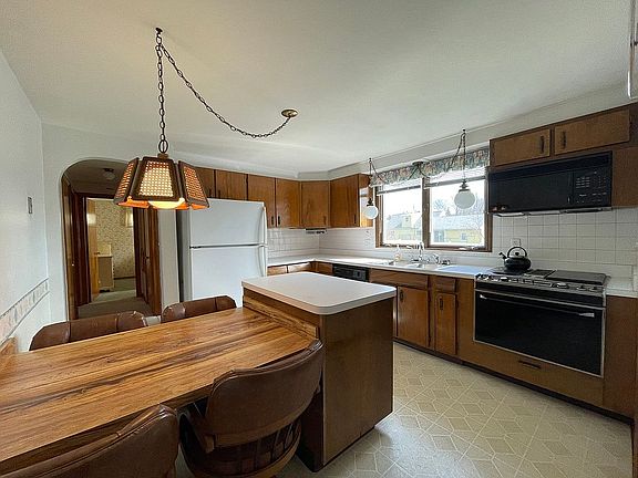 3rd image of 121 Bramley Dr