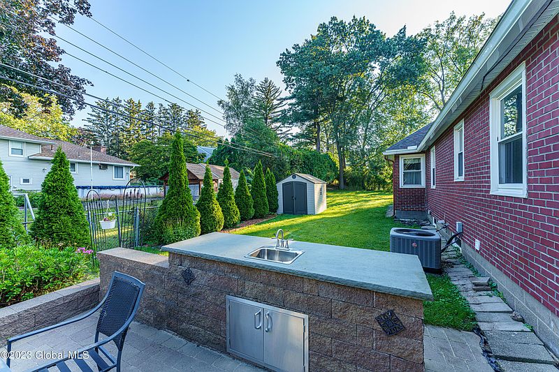 4th image of 2 Magnolia Court