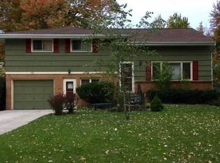 102 Briarhurst Rd, Williamsville, NY 14221