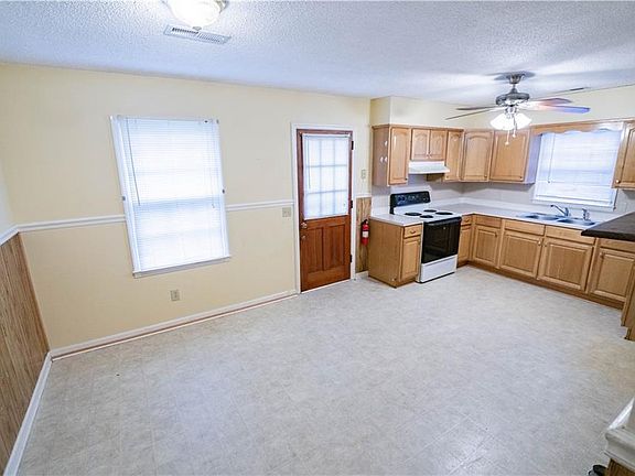 5th image of 135 Williams St