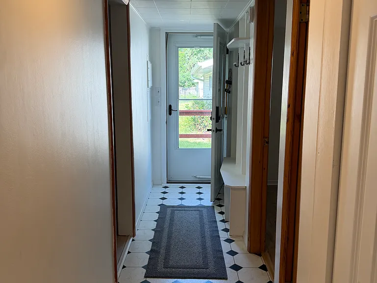 233 S Pine St — Photo 7