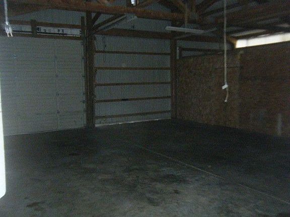 1000 sf shop w/ 18 ft. ceilings, 220V, H2O, floor drains +