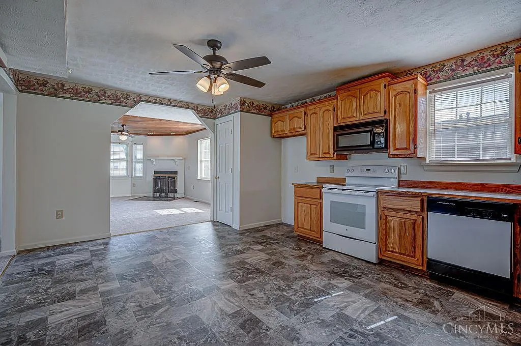 3 bed, 1.5 bath, 1452 sqft, $1,900 — Photo 1