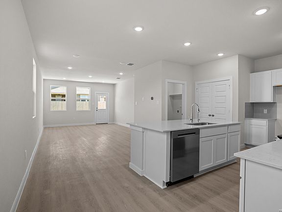 3rd image of 5619 Franklin Hills