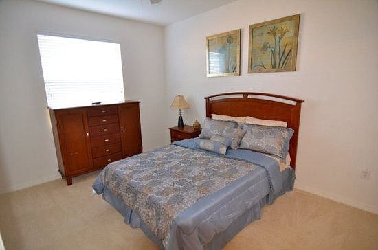 LP2T806CD-queen-bedroom