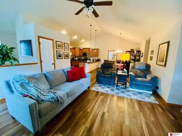 5201 Locust St, Lincoln, NE 68516